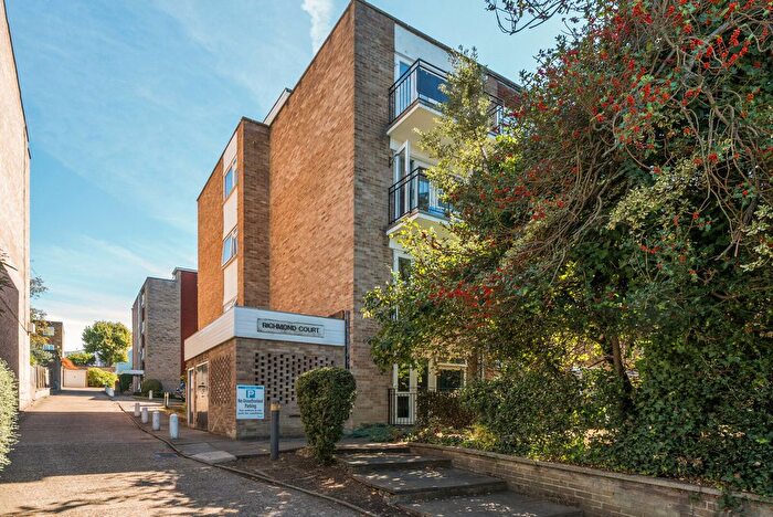 2 Bedroom Flat For Sale In Richmond Court, Queens Road, Kingston Upon Thames, KT2