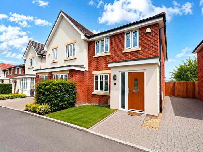 3 Bedroom Semi-Detached House For Sale In Sandringham Gardens, Farnborough, GU14