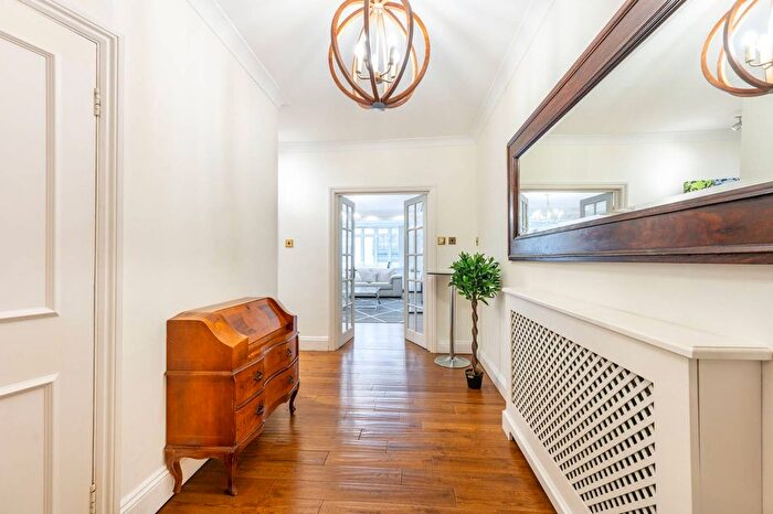 3 Bedroom Flat To Rent In Inverness Terrace, Bayswater, London, W2