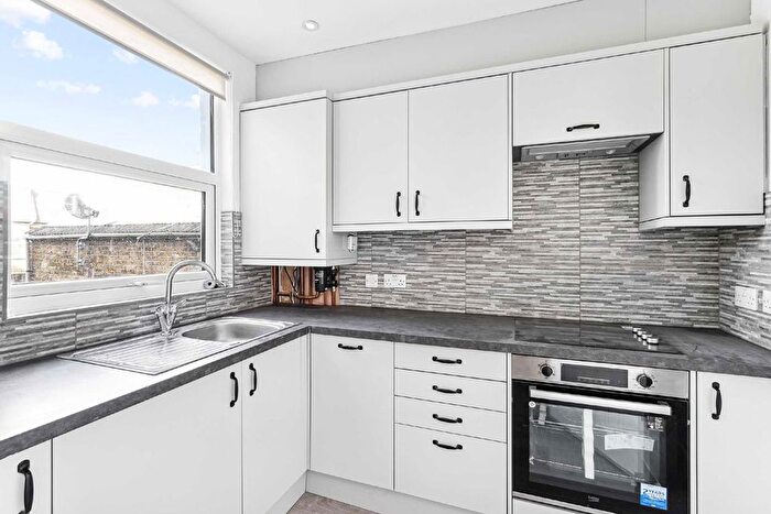 2 Bedroom Flat To Rent In Rookstone Road, Tooting, SW17