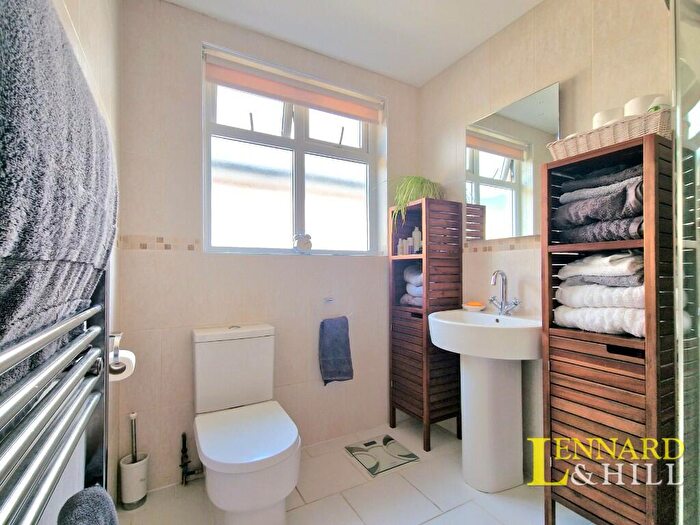 2 Bedroom Detached Bungalow For Sale In King Edward Drive, Woodside, RM16