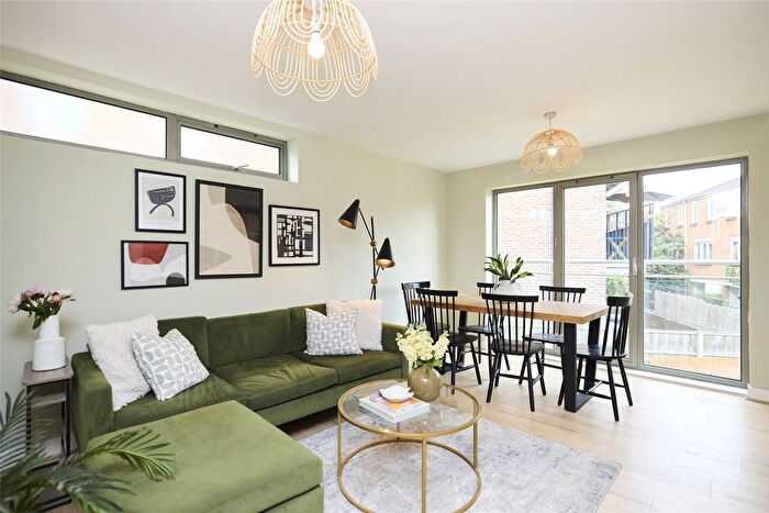 3 Bedroom Flat To Rent In Pellerin Road, London, N16