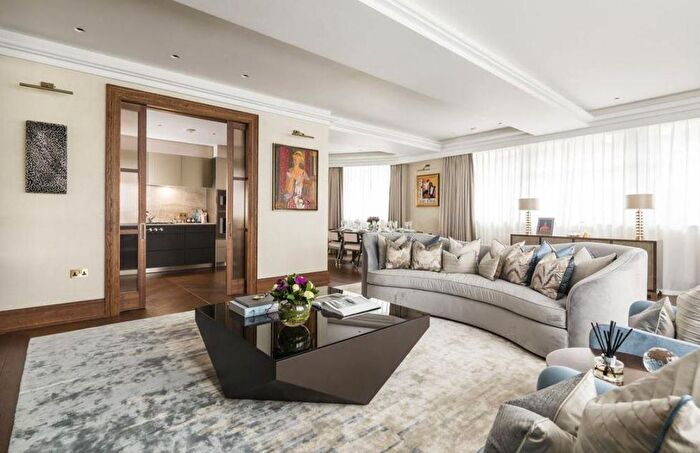 3 Bedroom Flat To Rent In Brook Street, Mayfair, W1K