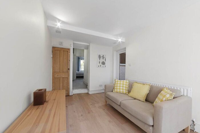 2 Bedroom Flat To Rent In Bolingbroke Grove, Battersea, SW11