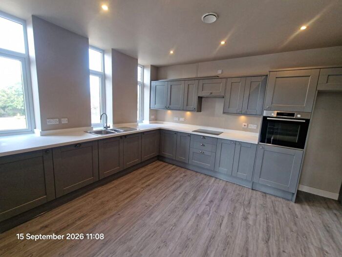 2 Bedroom Flat To Rent In Huddersfield Road, Dewsbury, WF13