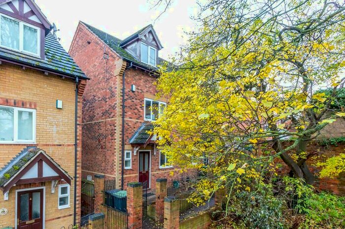 3 Bedroom Semi-Detached House To Rent In Evelyn Walk, Raunds, NN9