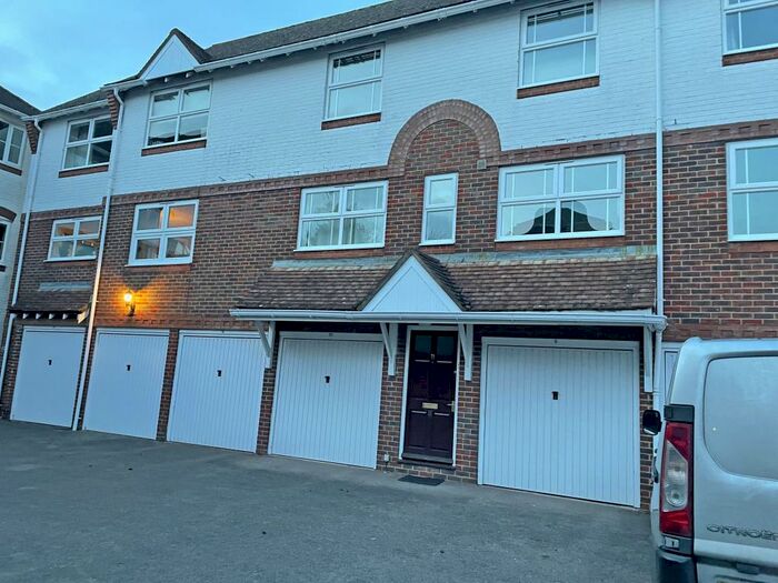 2 Bedroom Flat To Rent In Three Cuppes Lane, Salisbury, SP1