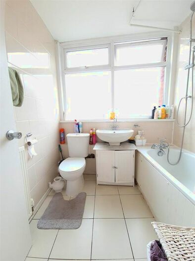 3 Bedroom Flat To Rent In Cottage Street, London, E14