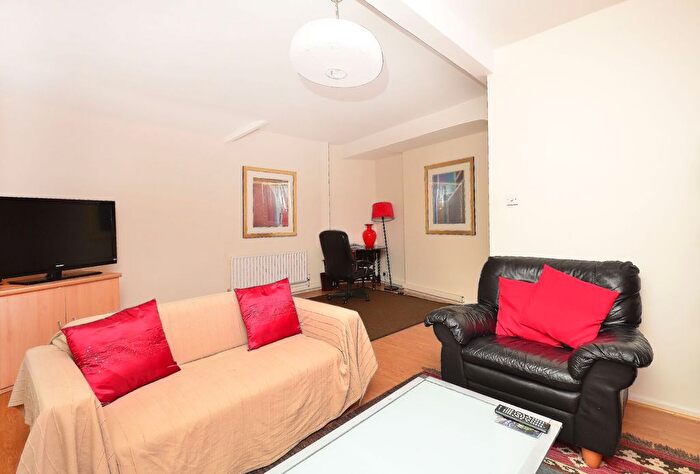 3 Bedroom Flat To Rent In Portpool Lane, Farringdon, London, EC1N