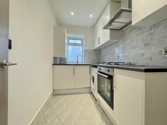 1 Bedroom Flat To Rent In The Drive, E18