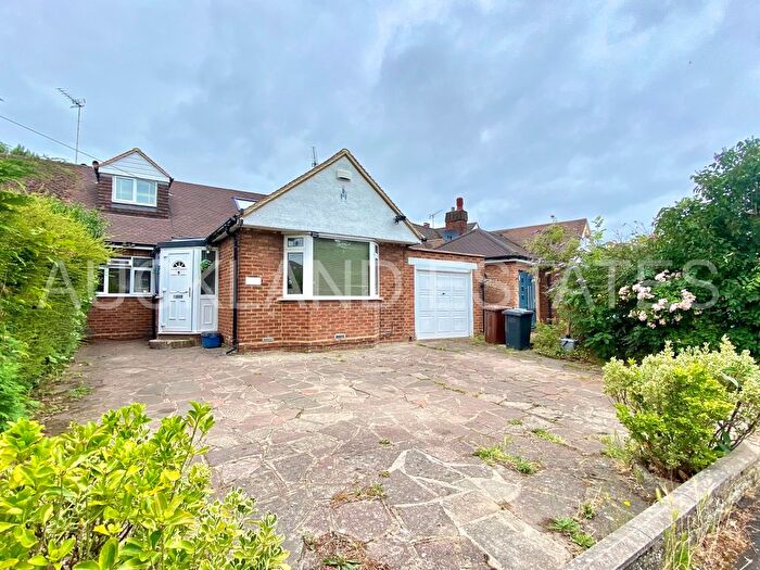 4 Bedroom Semi-Detached Bungalow For Sale In Dugdale Hill Lane, Potters Bar, EN6