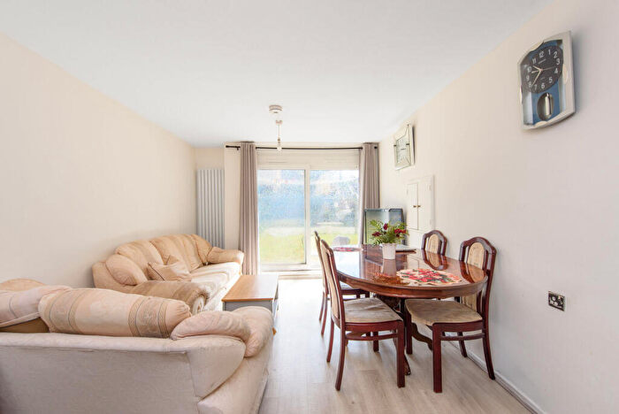 1 Bedroom Flat To Rent In Broadhead Strand, Edgware, London, NW9