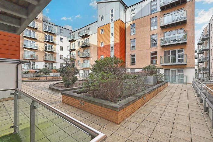 1 Bedroom Apartment For Sale In Queen Mary Avenue, London, E18