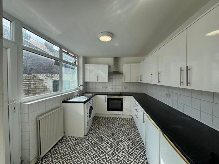 3 Bedroom Apartment To Rent In Aigburth Road, L19