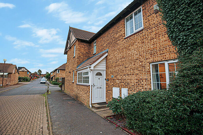 4 Bedroom Semi Detached House For Sale In Petworth, Milton Keynes, MK8