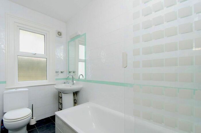 2 Bedroom Flat To Rent In Buchanan Gardens, Kensal Green, London, NW10