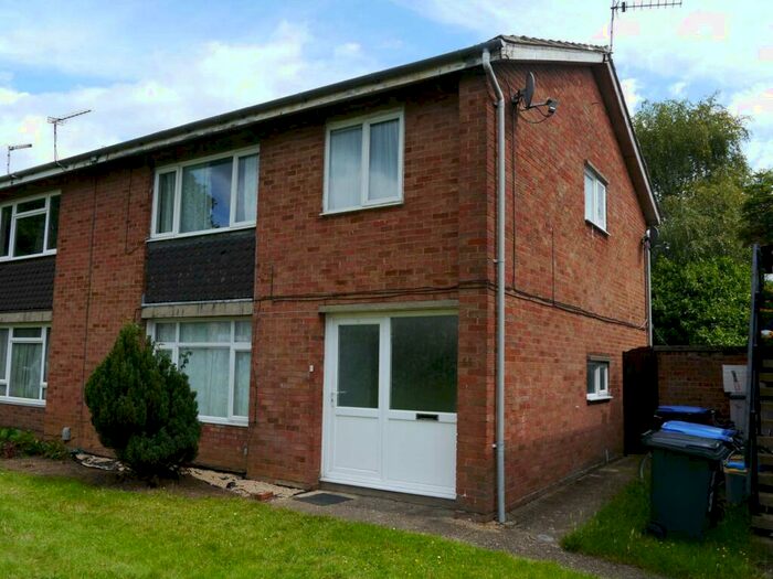 4 Bedroom Semi-Detached House To Rent In Wood Common, Hatfield, AL10