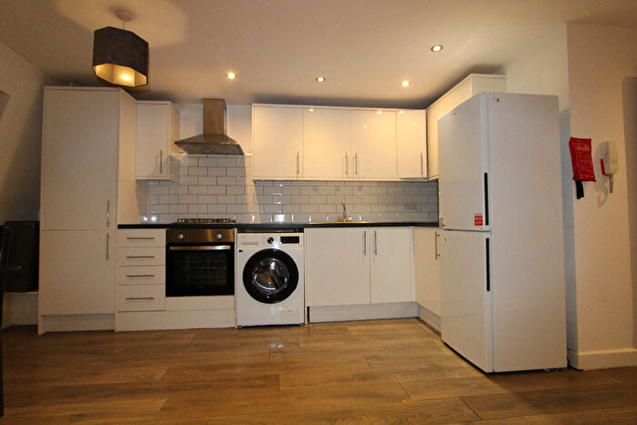 3 Bedroom Flat To Rent In Walworth Road, London, SE17
