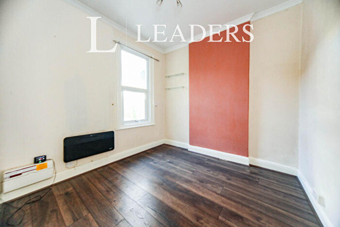 2 Bedroom Apartment To Rent In Bedroom Apartment - First Floor - Central Luton - Crescent Rise, LU2