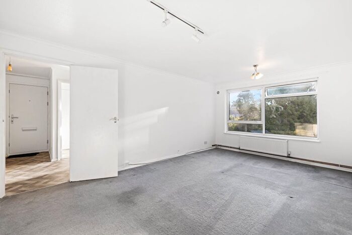 2 Bedroom Flat To Rent In Ref: Gf - Wray Common Road, Reigate, RH2