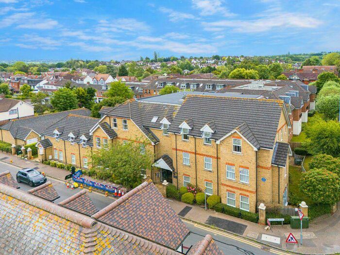 2 Bedroom Flat To Rent In Loughton, IG10