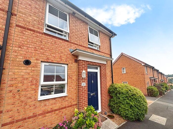 3 Bedroom End Of Terrace House For Sale In Albert Way, East Cowes, Isle Of Wight, PO32