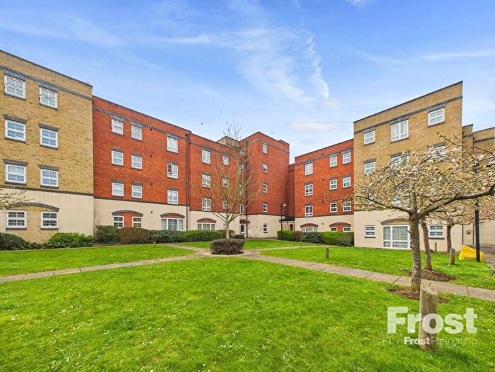 2 Bedroom Apartment To Rent In Holyhead Mews, Slough, Berkshire, SL1