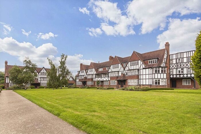 3 Bedroom Flat To Rent In Queens Drive, Acton, W3