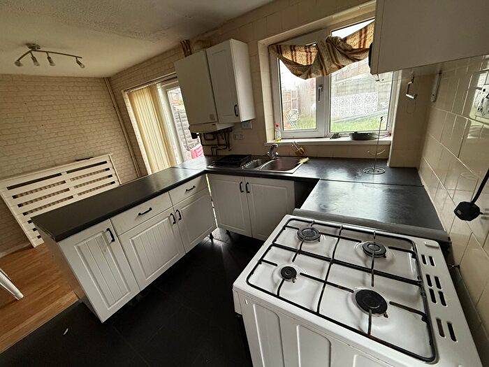 3 Bedroom Semi-detached House To Rent In Ingledew Close, Walsall, WS2