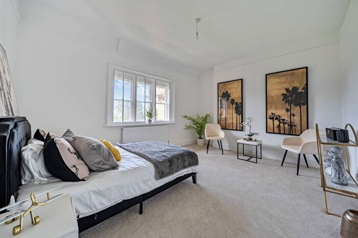 3 Bedroom Flat To Rent In Oakley Gardens, Redhill, RH1