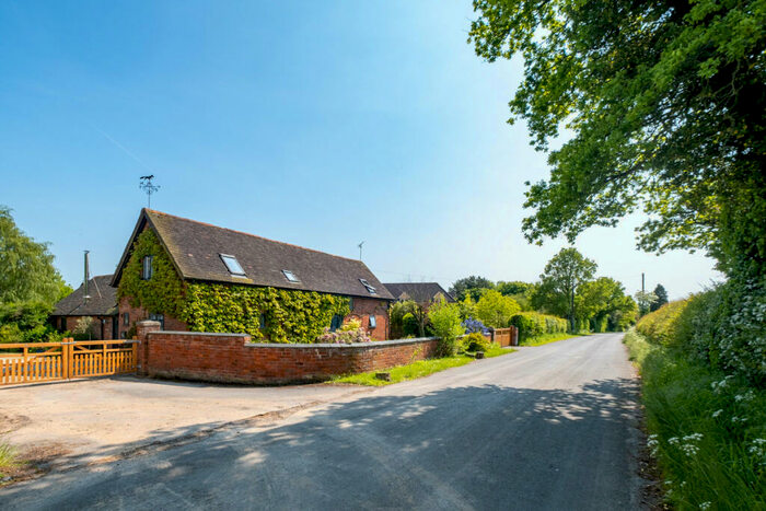 3 Bedroom Barn Conversion For Sale In Clattylands Barn, Warwick, CV35