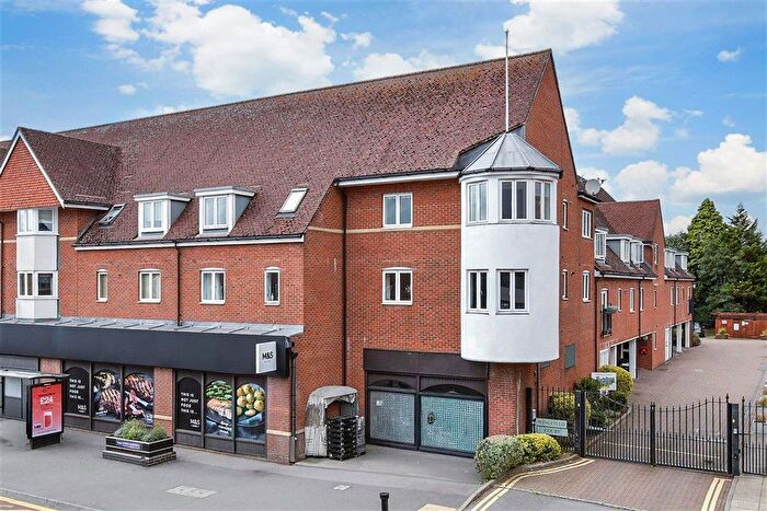3 Bedroom Flat For Sale In Wingfield Court, Banstead, Surrey, SM7