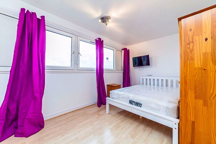 3 Bedroom Flat To Rent In Timsbury Walk, Roehampton, London, SW15