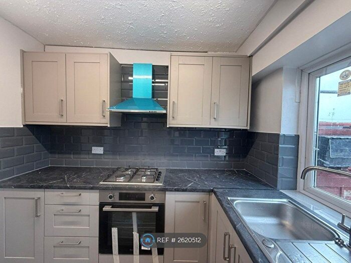 3 Bedroom Flat To Rent In Turners Hill, Cheshunt, Waltham Cross, EN8