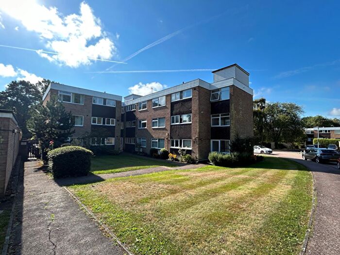 2 Bedroom Flat To Rent In Heathfield Close, Potters Bar, EN6