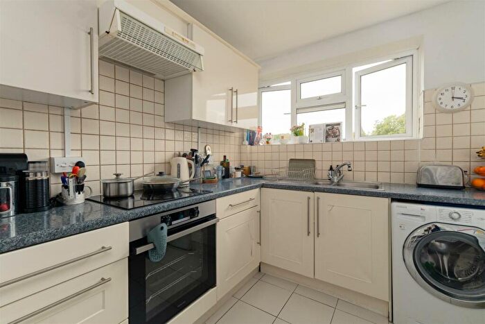 1 Bedroom Apartment For Sale In Sultan Road, Wanstead, E11