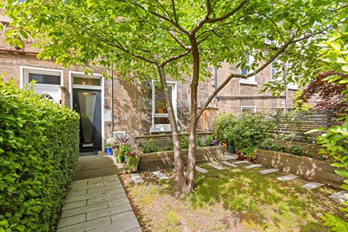 3 Bedroom Flat For Sale In Carlyle Place, Abbeyhill, Edinburgh, EH7