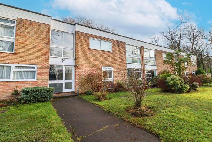 3 Bedroom Flat For Sale In Stanton Drive, Fleet, GU51