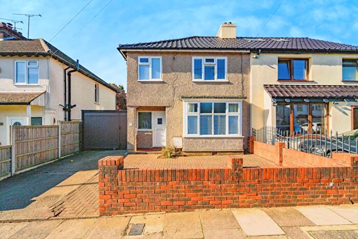 3 Bedroom Semi Detached House For Sale In Richmond Hill, Luton, Bedfordshire, LU2