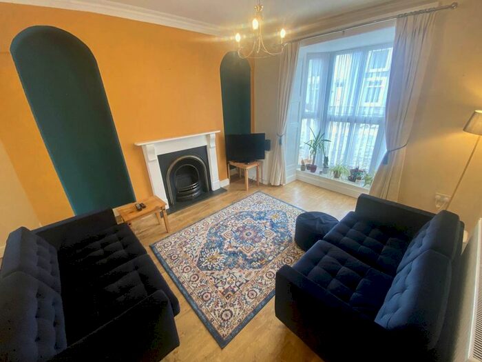 3 Bedroom Property To Rent In Bond Street, Sandfields, City Centre, Swansea, SA1