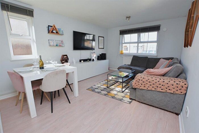 1 Bedroom Flat For Sale In Harewood Road, Prime Colliers Wood, SW19