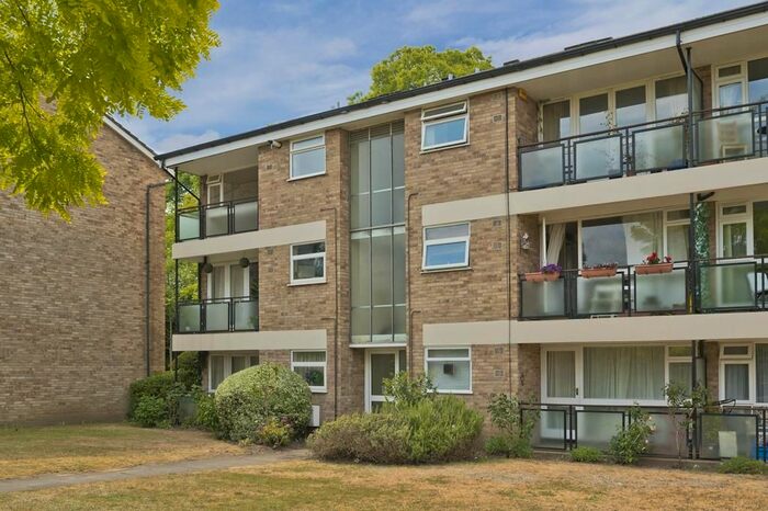 1 Bedroom Flat To Rent In St Marys, Victoria Road, KT13