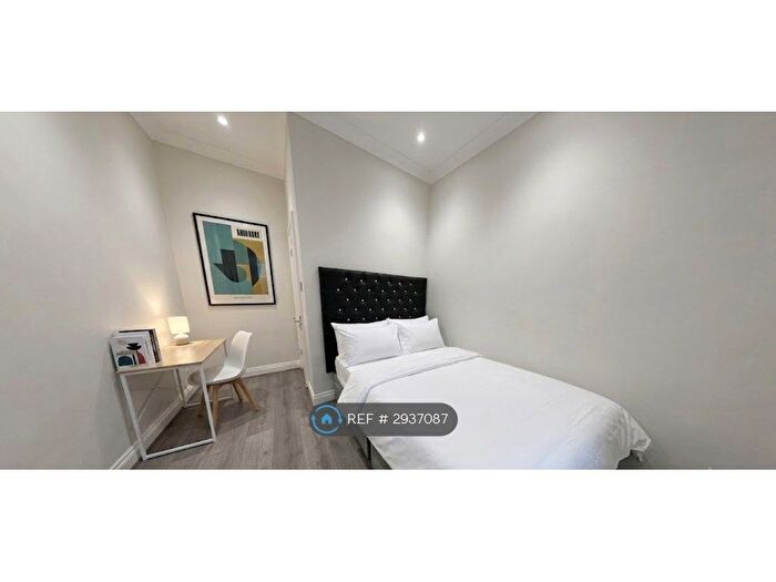 3 Bedroom Flat To Rent In Chicksand House, London, E1