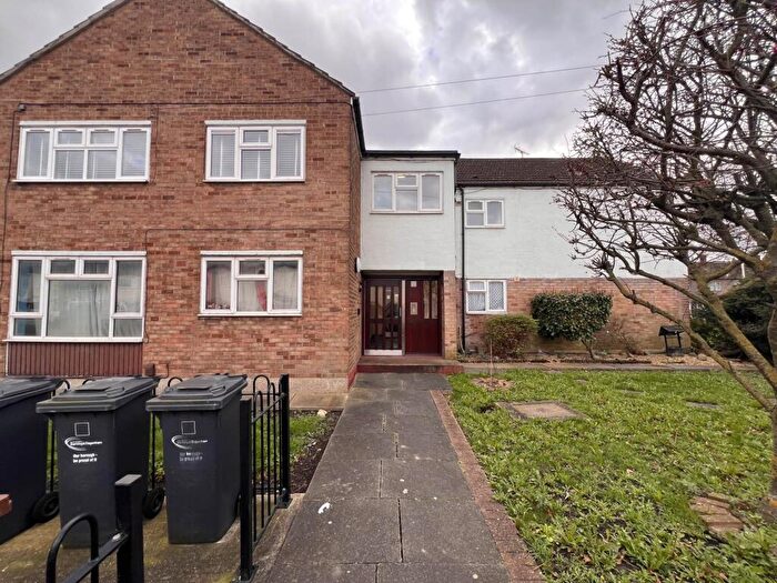 1 Bedroom Flat For Sale In Curzon Cres, Creekmouth, IG11