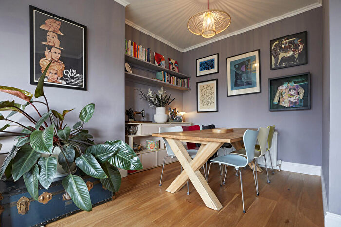 2 Bedroom Apartment To Rent In Bethune Road, Hackney, N16