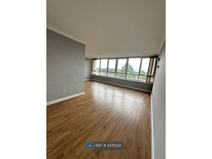 2 Bedroom Flat To Rent In Ingledew Court, Leeds, LS17