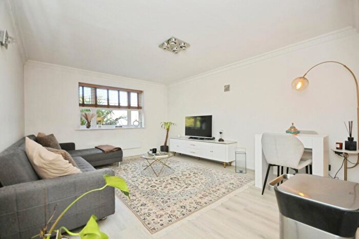 2 Bedroom Flat For Sale In Albemarle Park, Albemarle Road, Beckenham, BR3