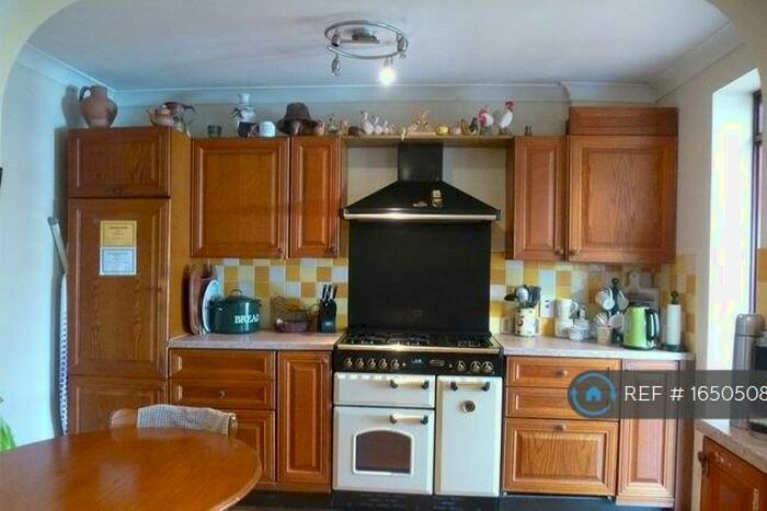 4 Bedroom Semi-Detached House To Rent In Stanford Road, Luton, LU2