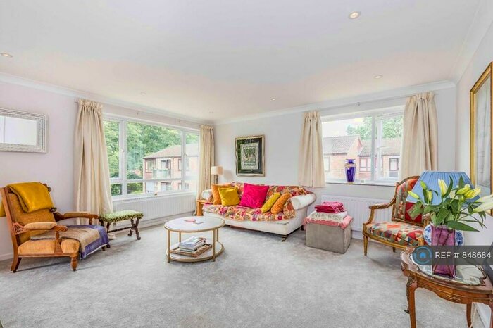 3 Bedroom Flat To Rent In Summersdale Court, Chichester, PO19
