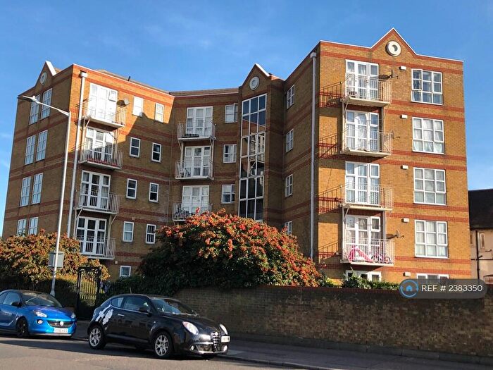 2 Bedroom Flat To Rent In Lauriston Place, Southend-On-Sea, SS1